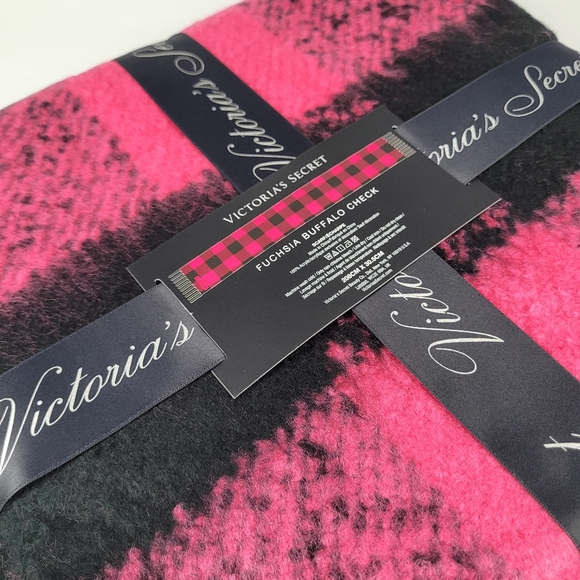 NWT Victoria's Secret Winter Angel Collection Fuchsia Buffalo Check Scarf - Picture 4 of 6